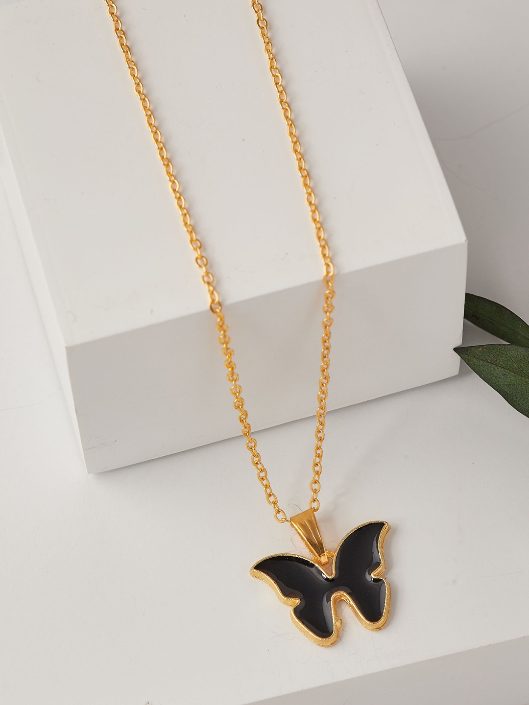 

DressBerry Gold-Plated Pendant With Chain