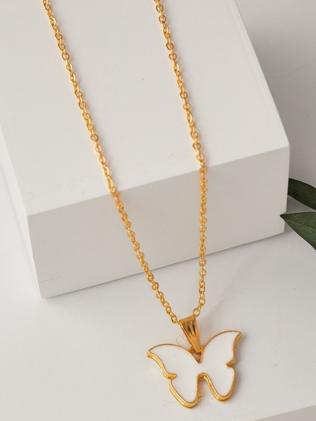 

DressBerry White Gold-Plated Pendant With Chain
