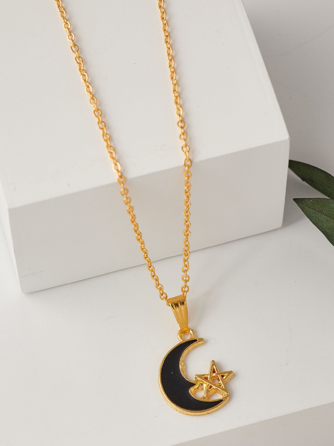 

DressBerry Gold-Plated Pendant With Chain