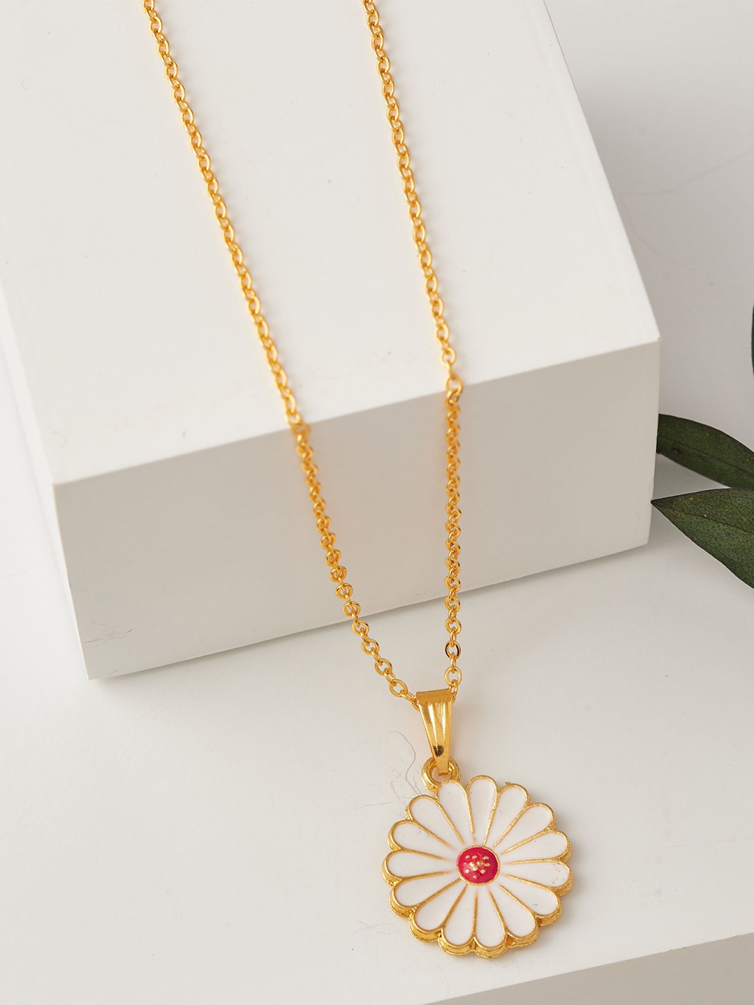 

DressBerry White Gold-Plated Sun Flower Pendant With Chain