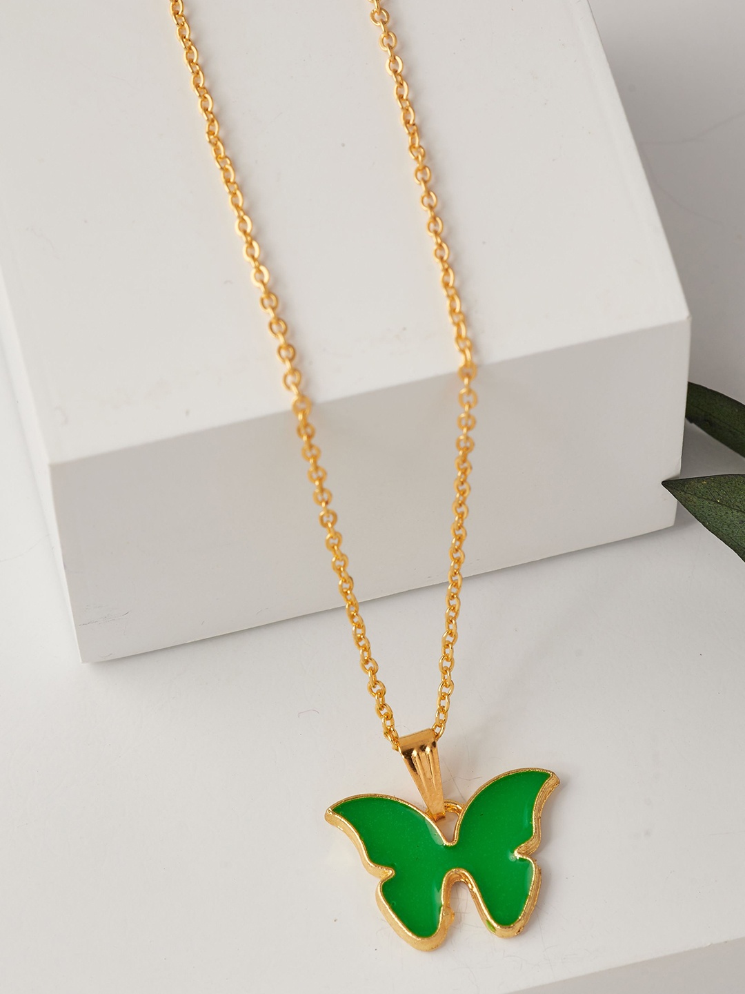 

DressBerry Gold-Plated Pendant With Chain