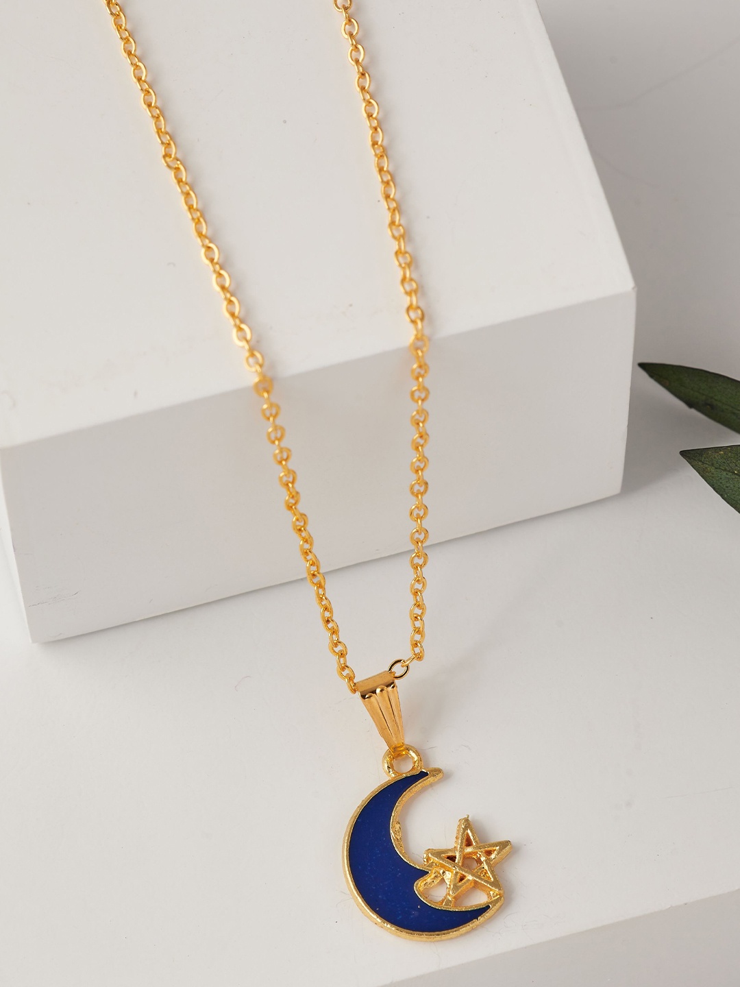 

DressBerry Gold-Plated Pendant With Chain