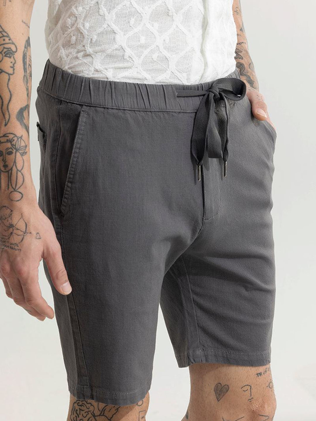 

Snitch Men Grey Mid-Rise Slim Fit Linen Shorts