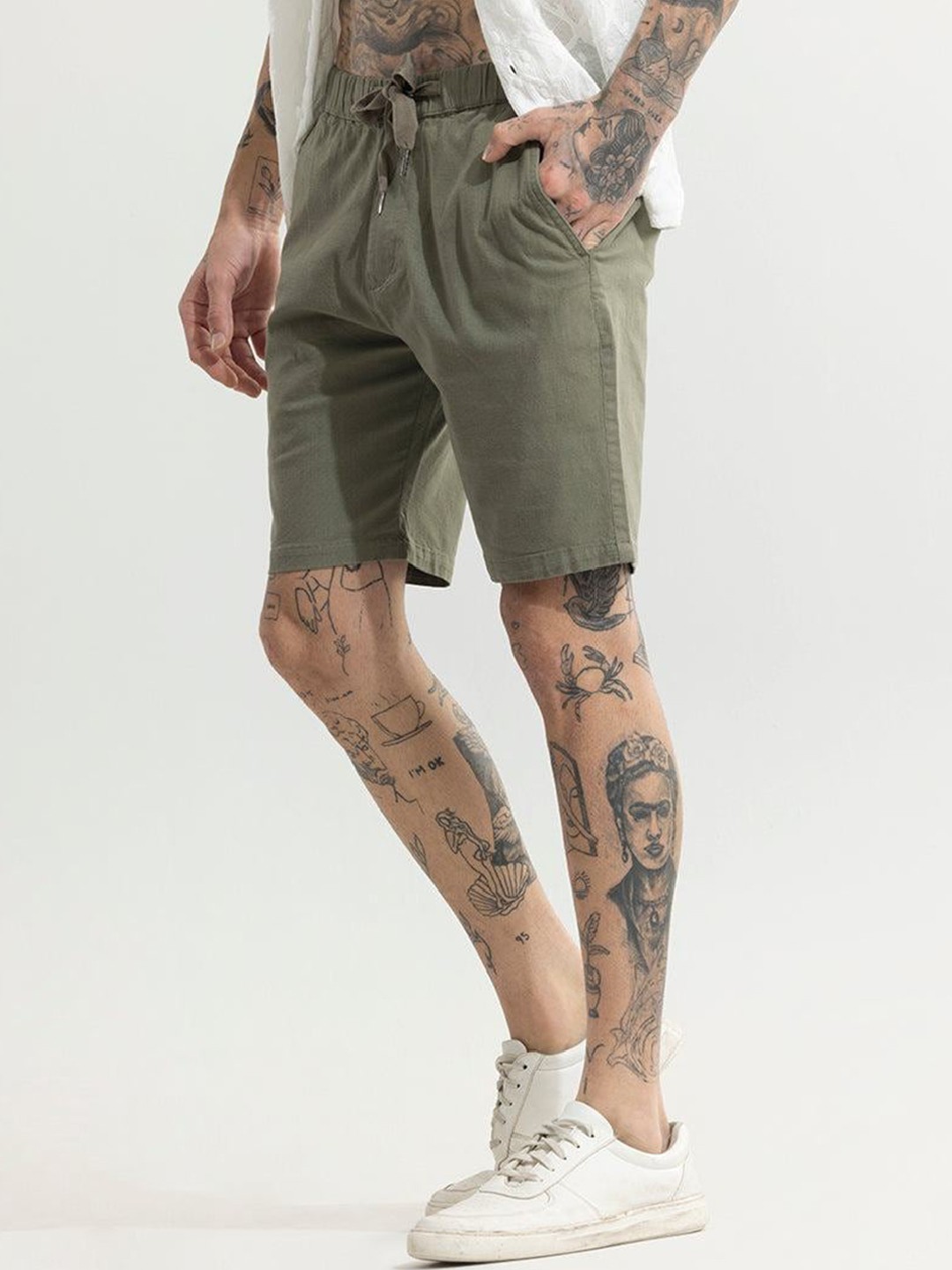 

Snitch Men Olive Green Mid-Rise Slim Fit Linen Shorts