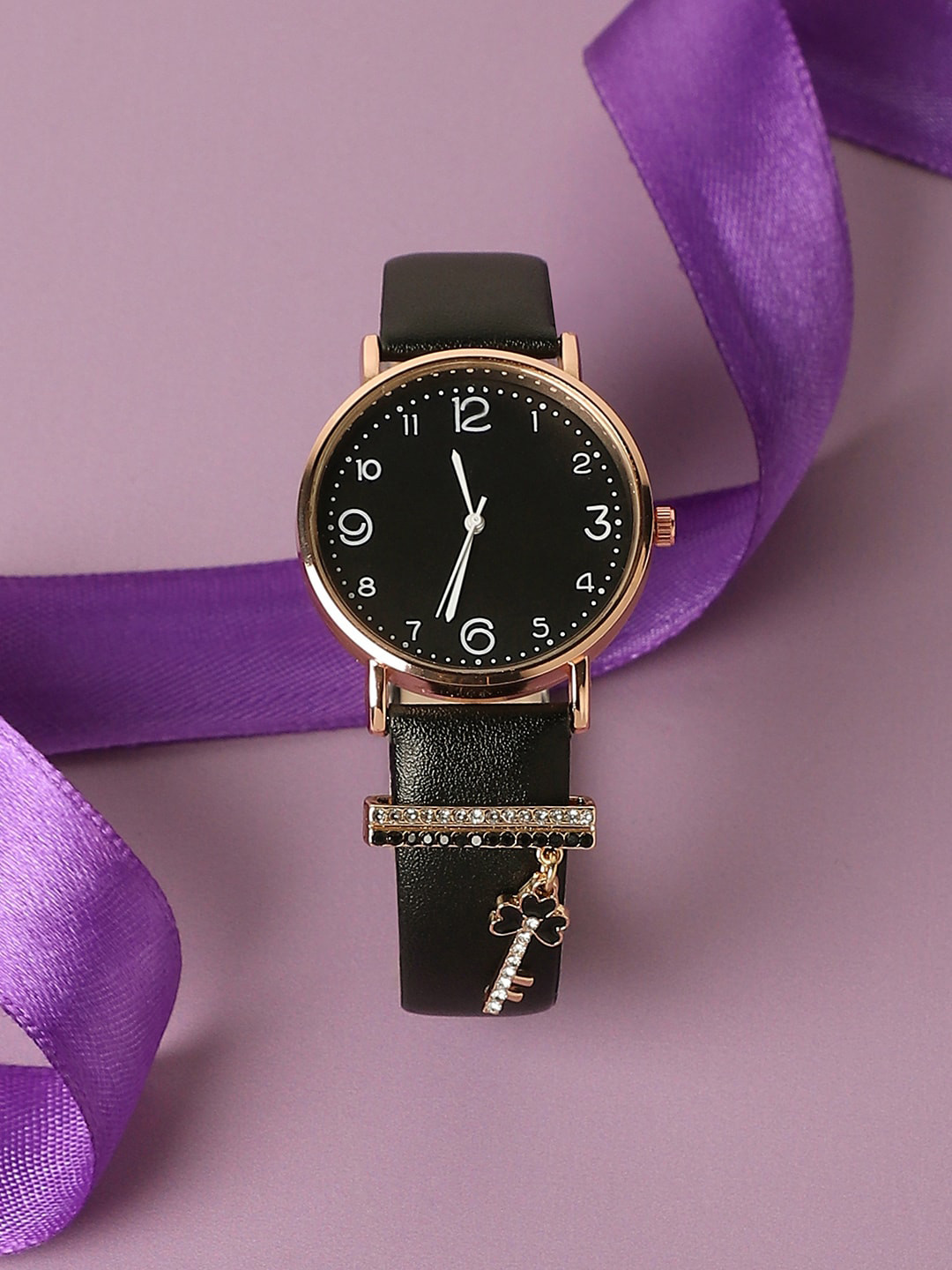 

HAUTE SAUCE by Campus Sutra Round Analog Watch With Key Charm AW23_HSCW5118, Black