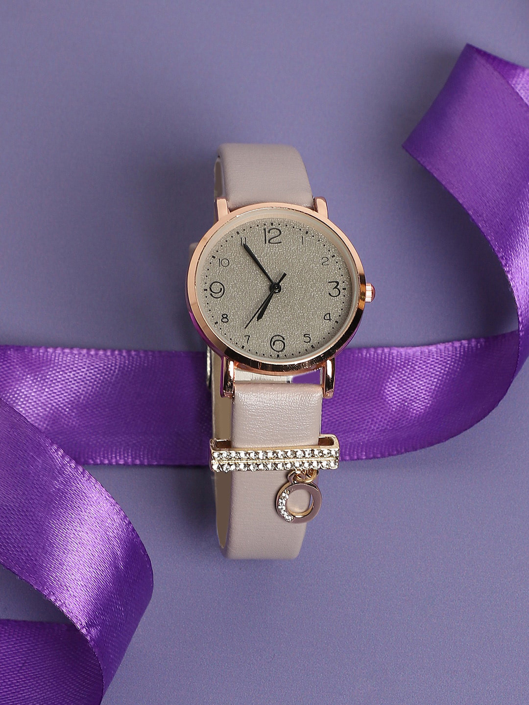 

HAUTE SAUCE by Campus Sutra Round Analog Watch With O Watch Charm AW23_HSCW5122, Grey