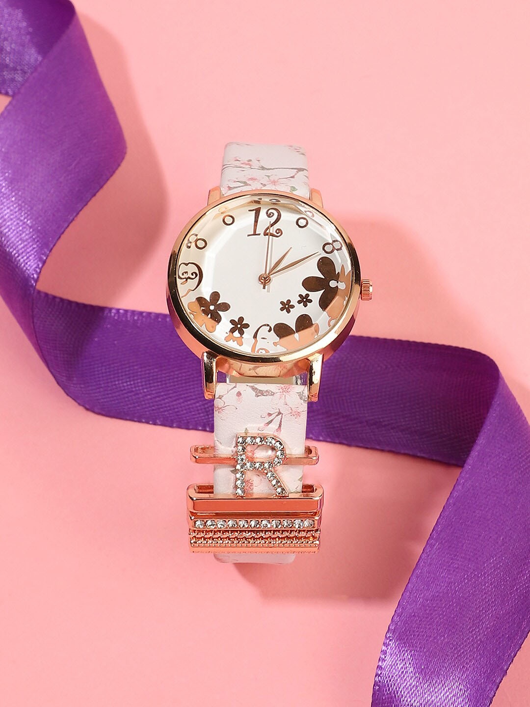 

HAUTE SAUCE by Campus Sutra Round Analog Watch With R Watch Charm AW23_HSCW5092, White