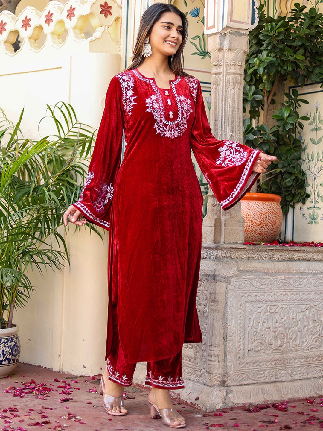 

KIDPORIUM Floral Embroidered Velvet Bell Sleeves Straight Kurta with Trousers, Red