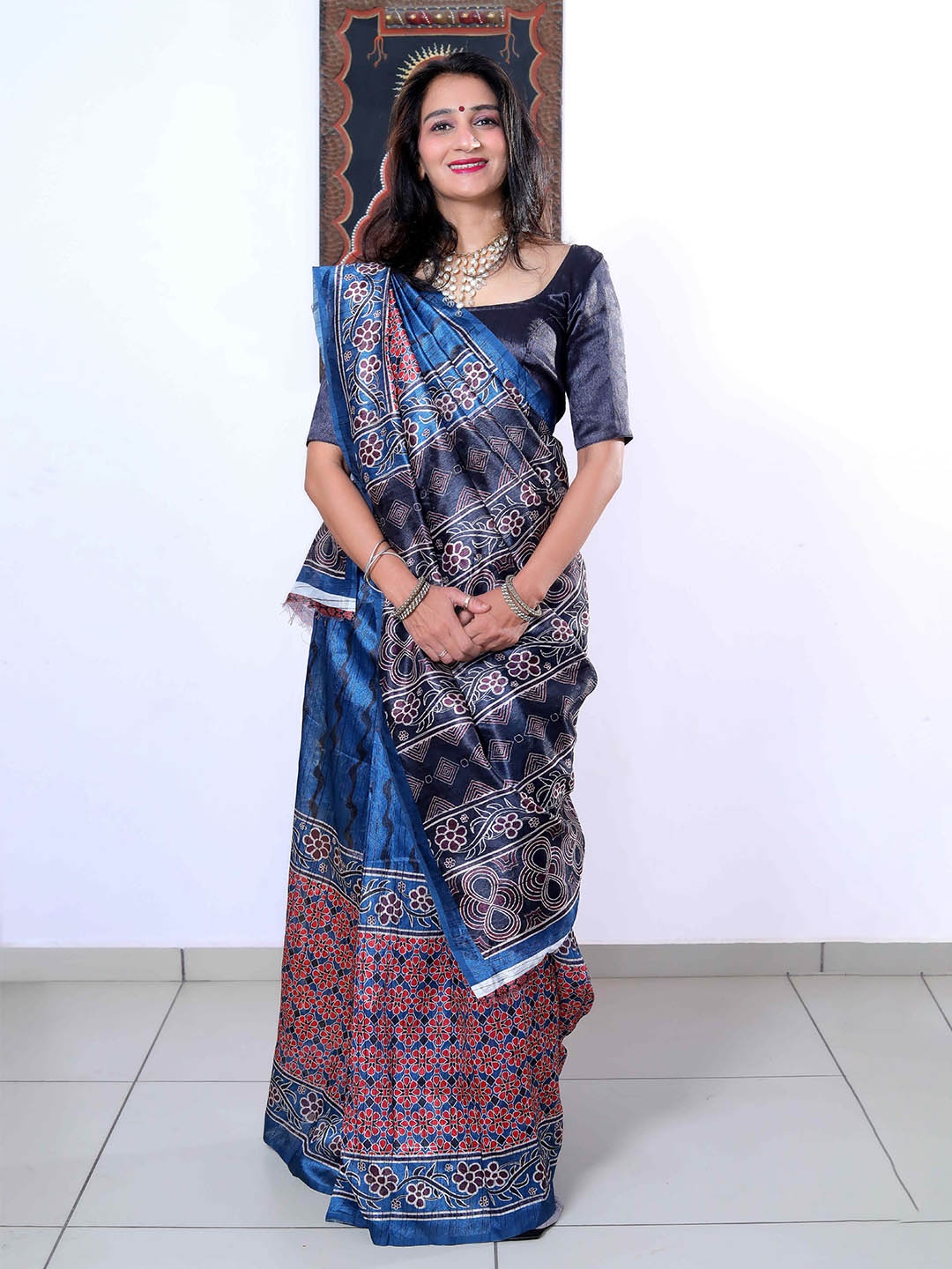 

NIWAA Floral Digital Print Organza Silk Banarasi Saree, Navy blue