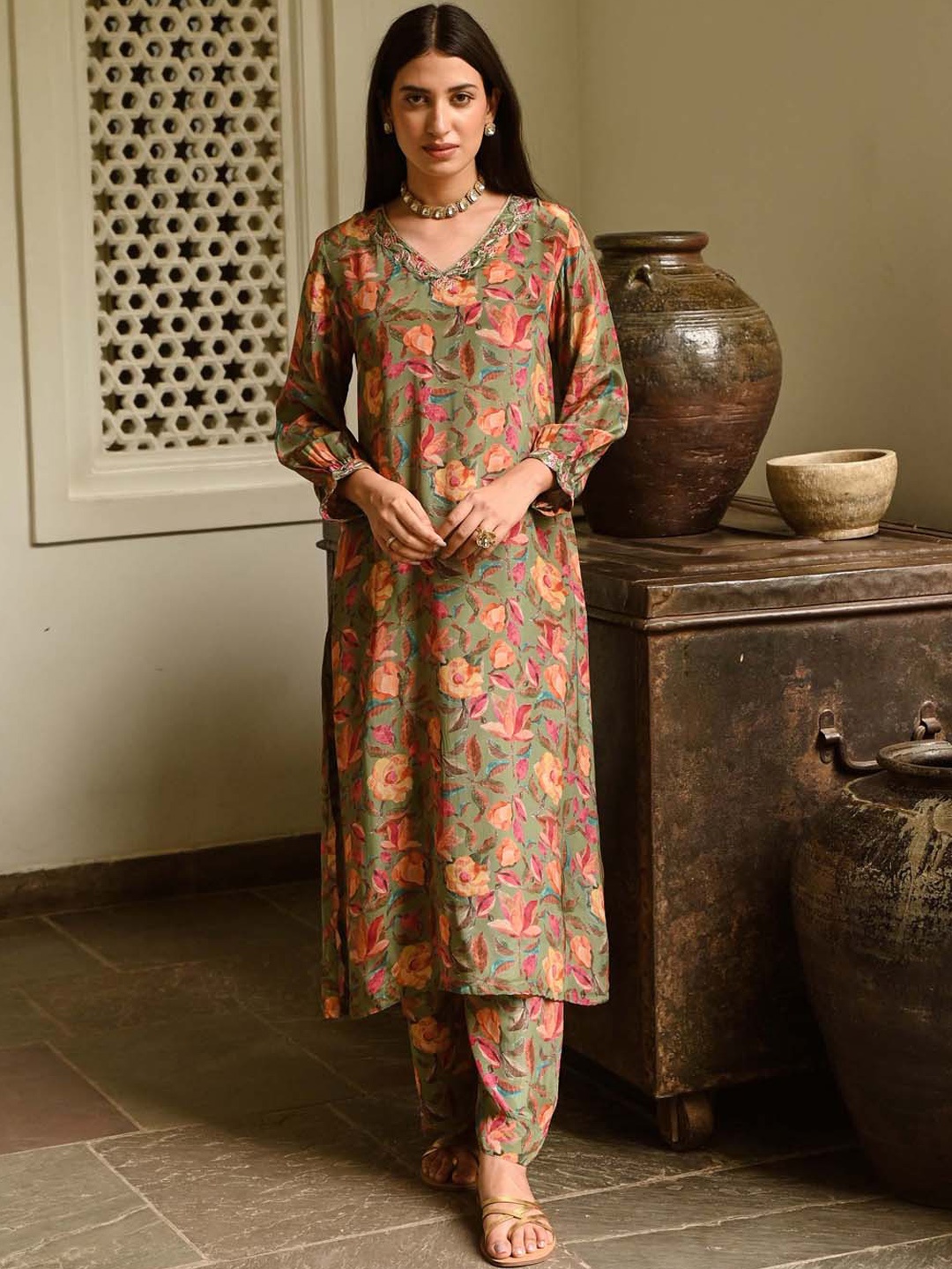 

Meena Bazaar Floral Printed V-Neck Puff Sleeves Kurta With Trouser, Green