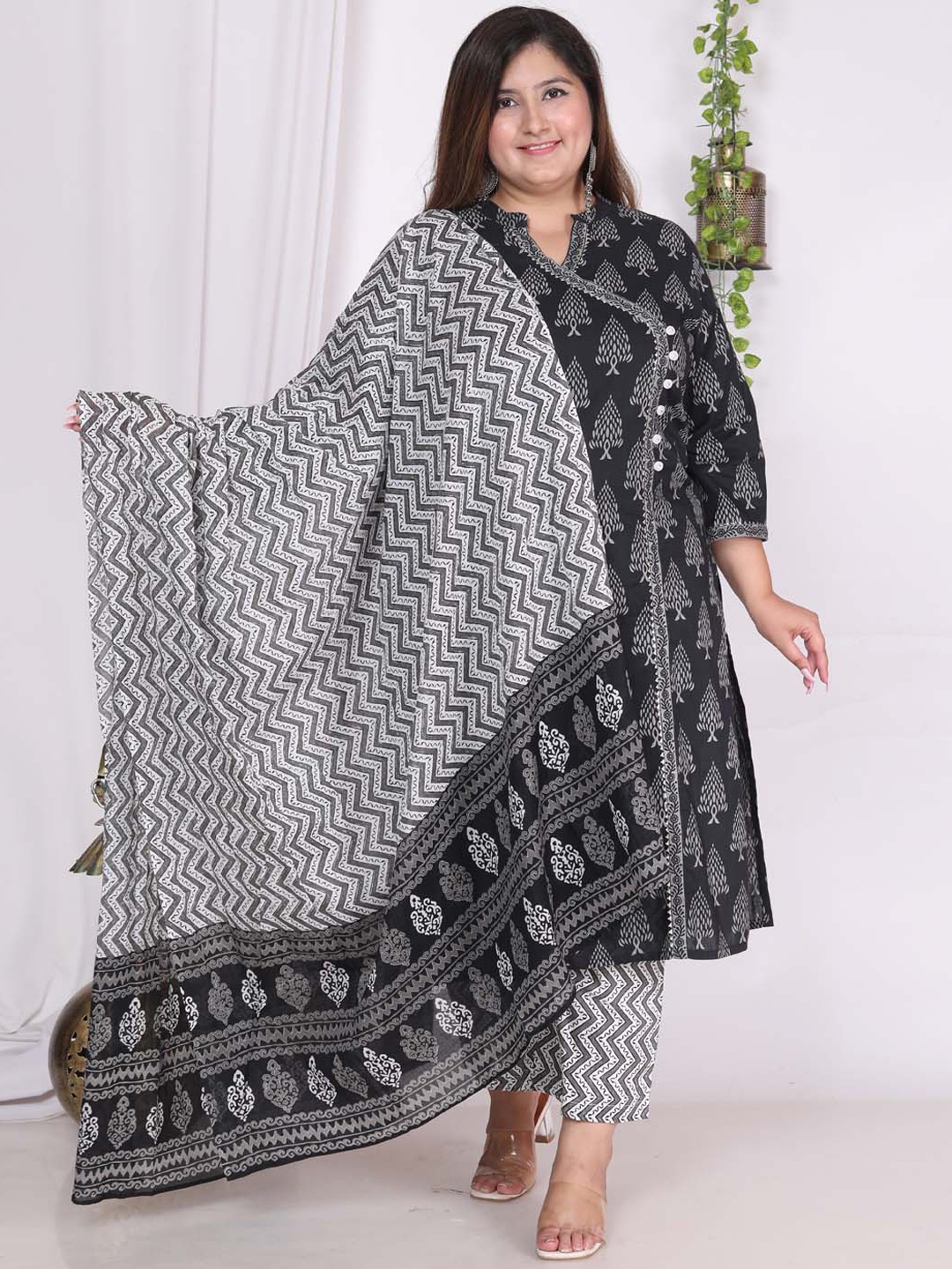 

Meena Bazaar Plus Size Ethnic Motifs Printed Kurta With Palazzos & Dupatta, Black