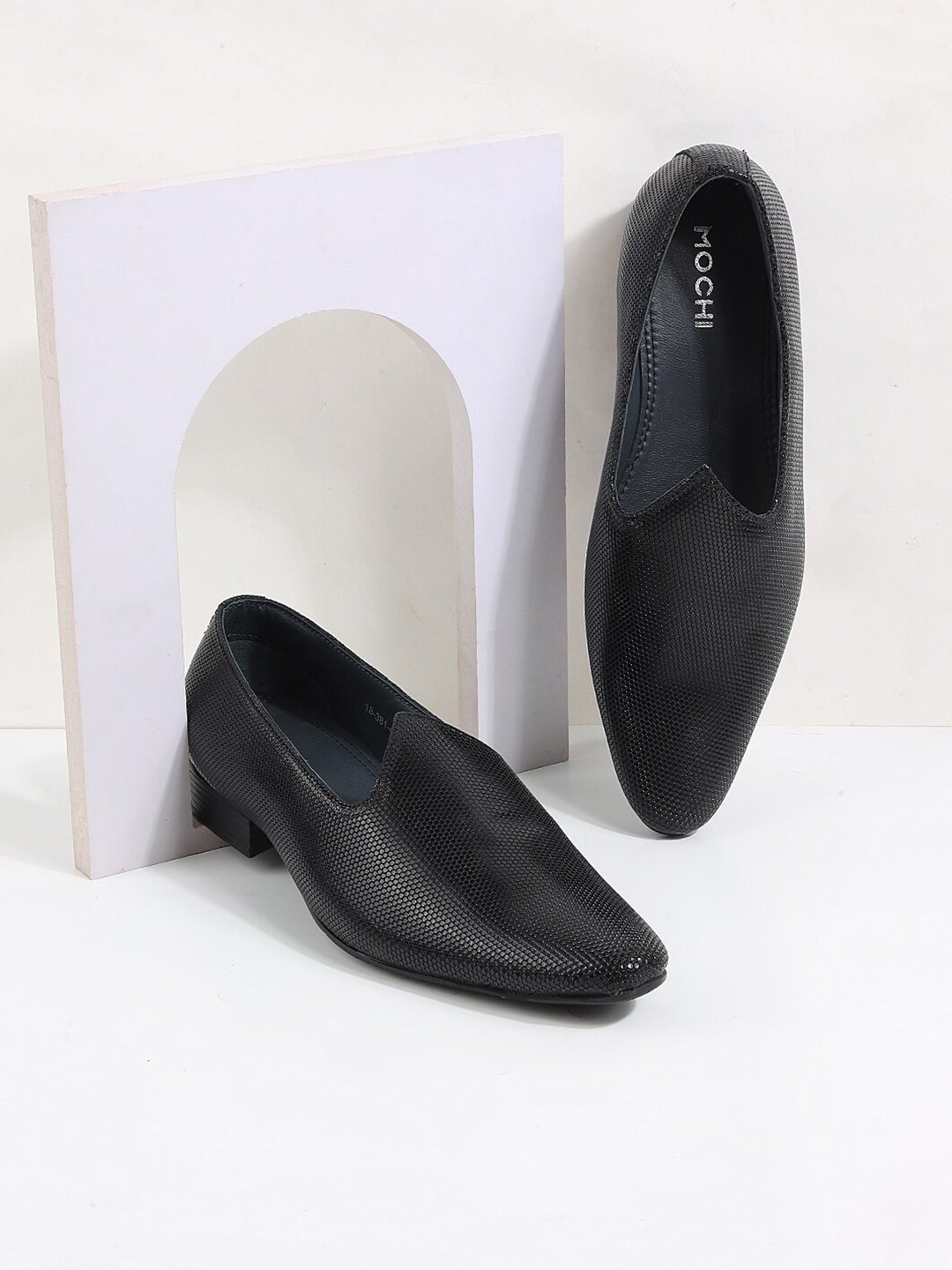 

Mochi Men Pointed Toe Textured Leather Mojaris, Black