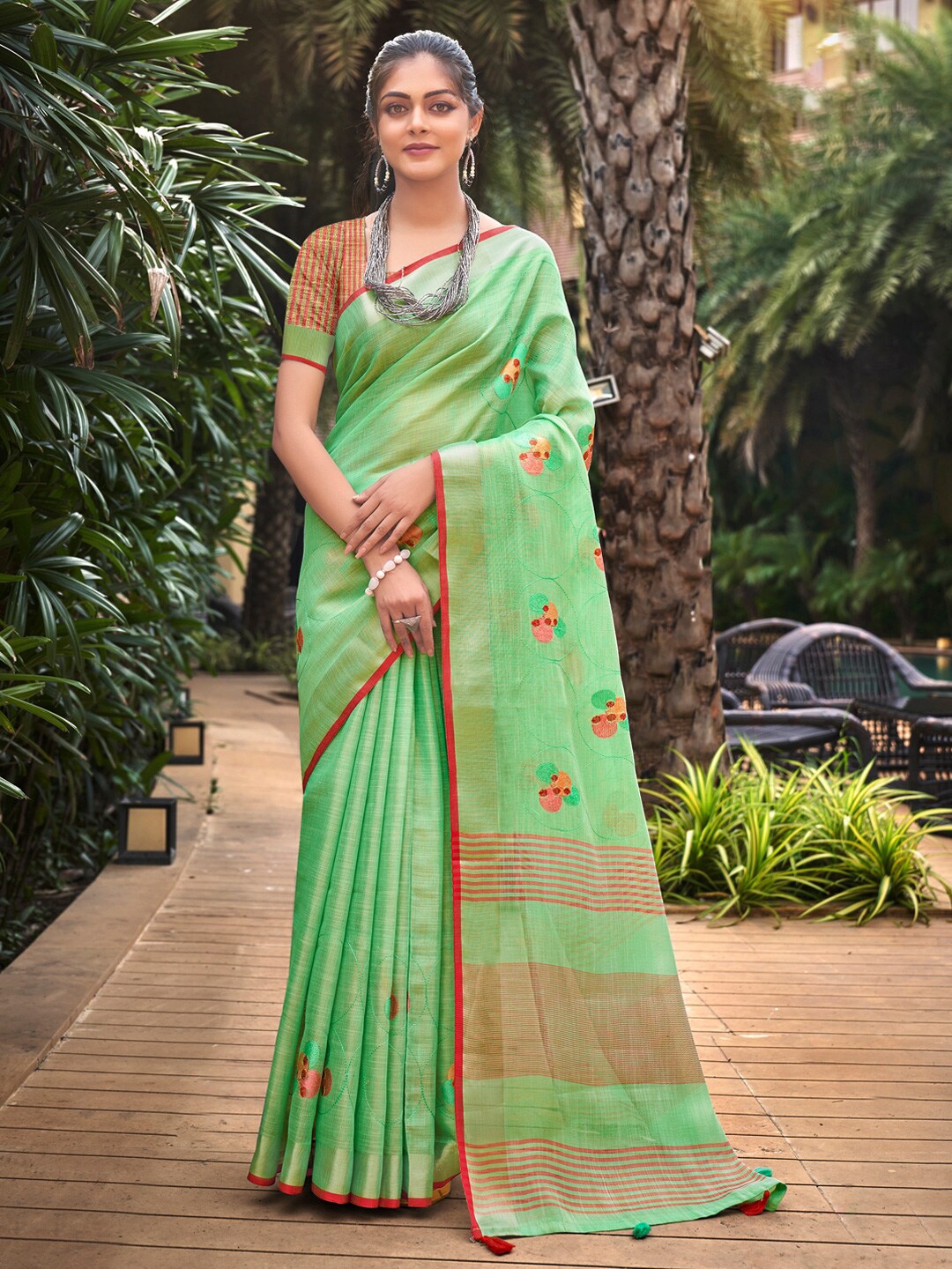 

Riwazo Geometric Embroidered Zari Saree, Green