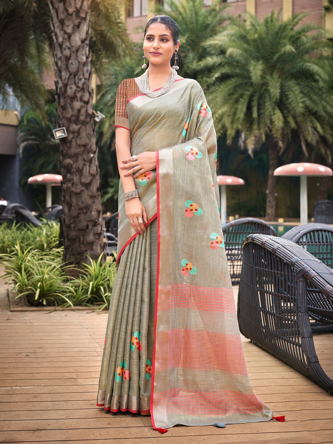 

Riwazo Geometric Embroidered Zari Saree, Grey