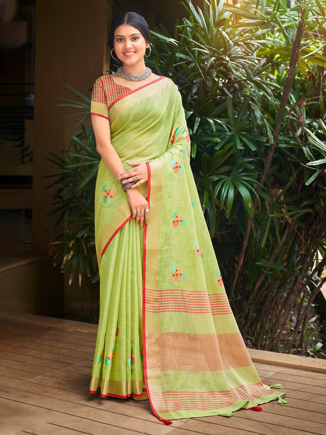

Riwazo Geometric Embroidered Zari Saree, Green