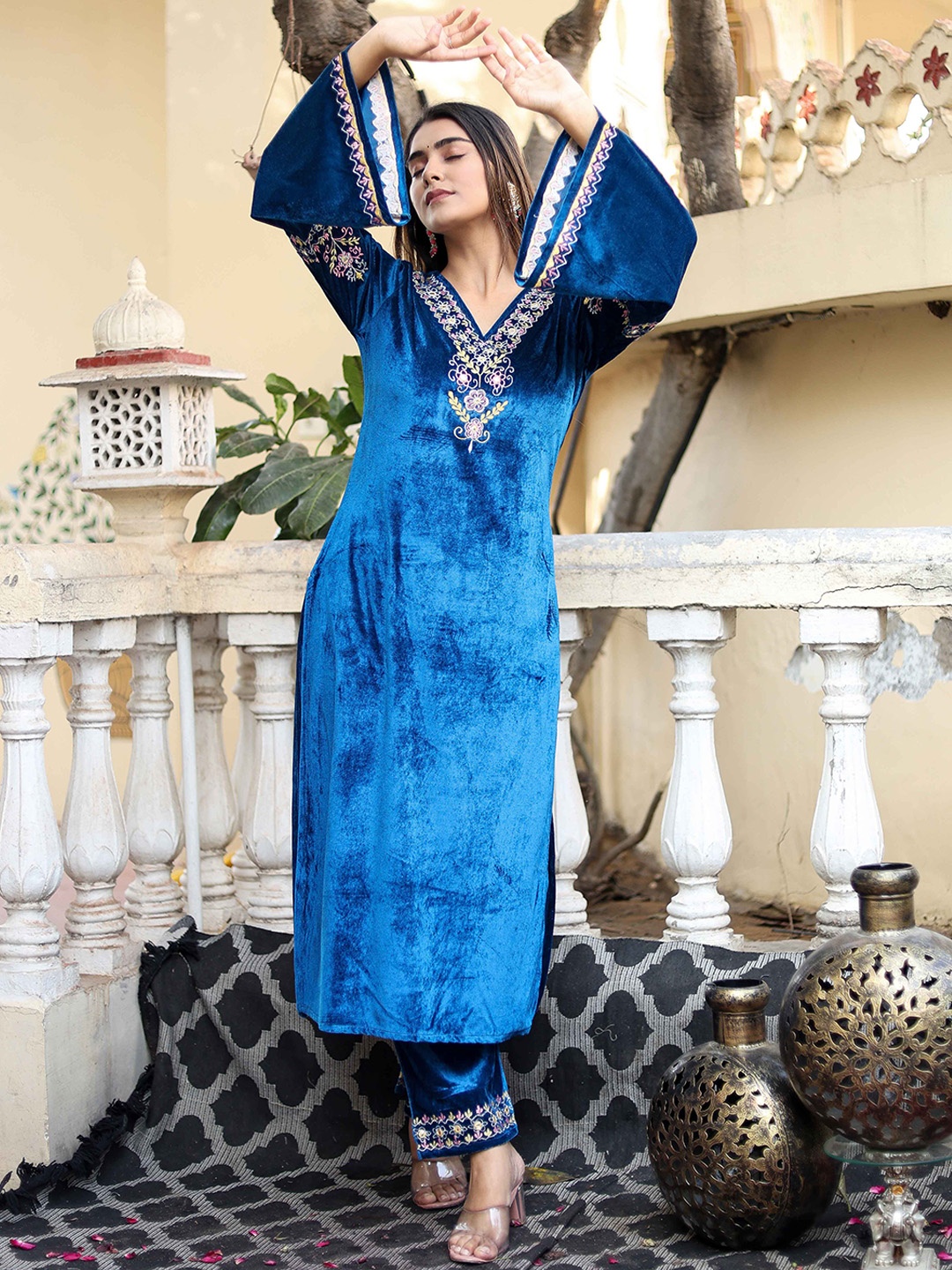 

KIDPORIUM Floral Embroidered Velvet Bell Sleeves Straight Kurta with Trousers, Blue