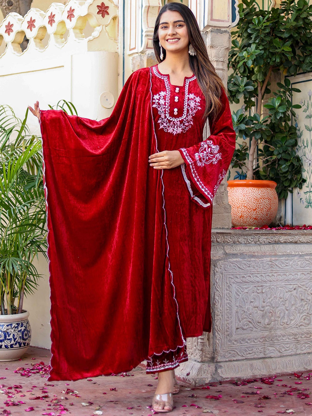 

KIDPORIUM Floral Embroidered Velvet Bell Sleeves Straight Kurta with Trousers, Red