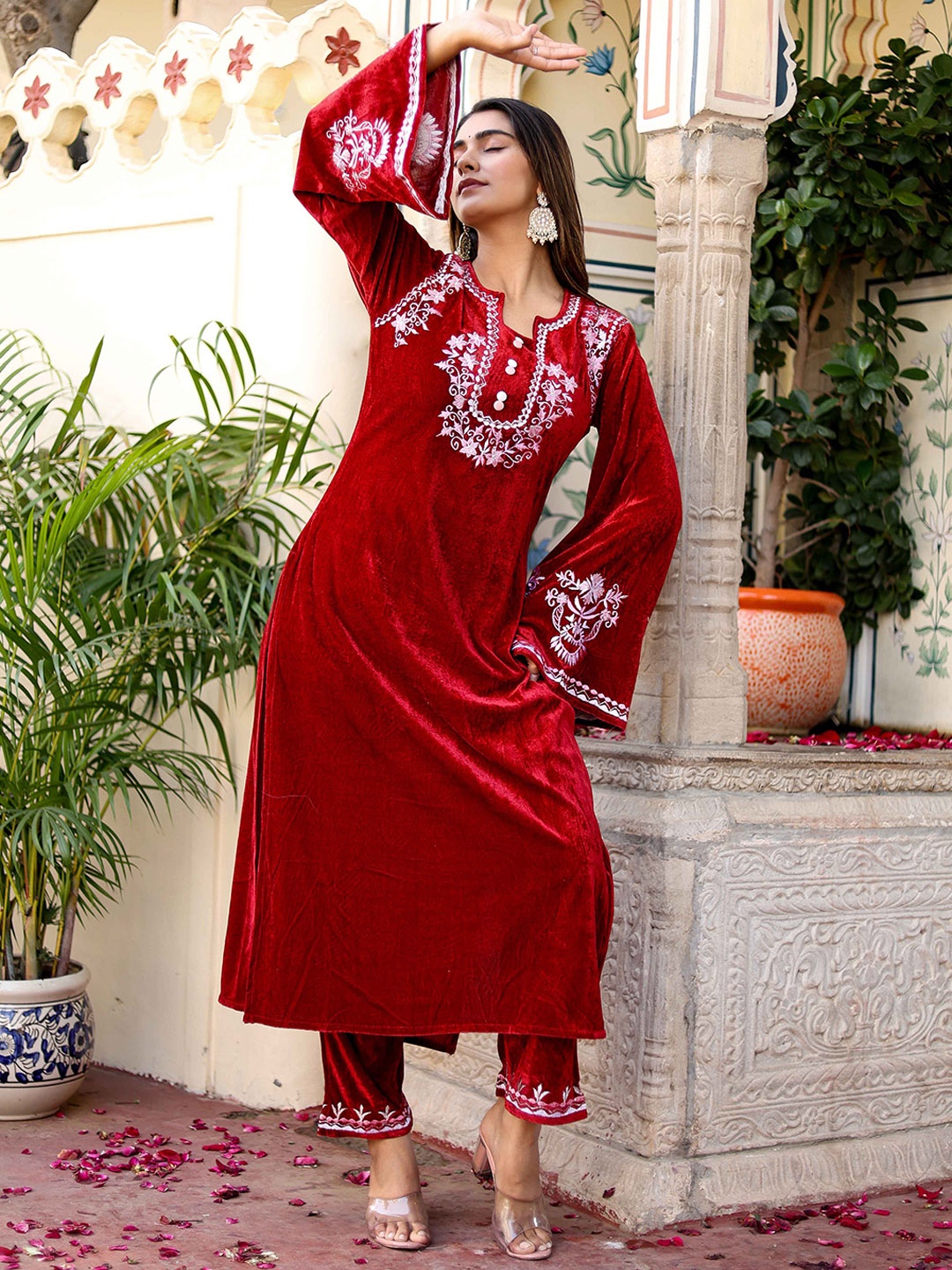 

KIDPORIUM Floral Embroidered Velvet Bell Sleeves Straight Kurta with Trousers, Red