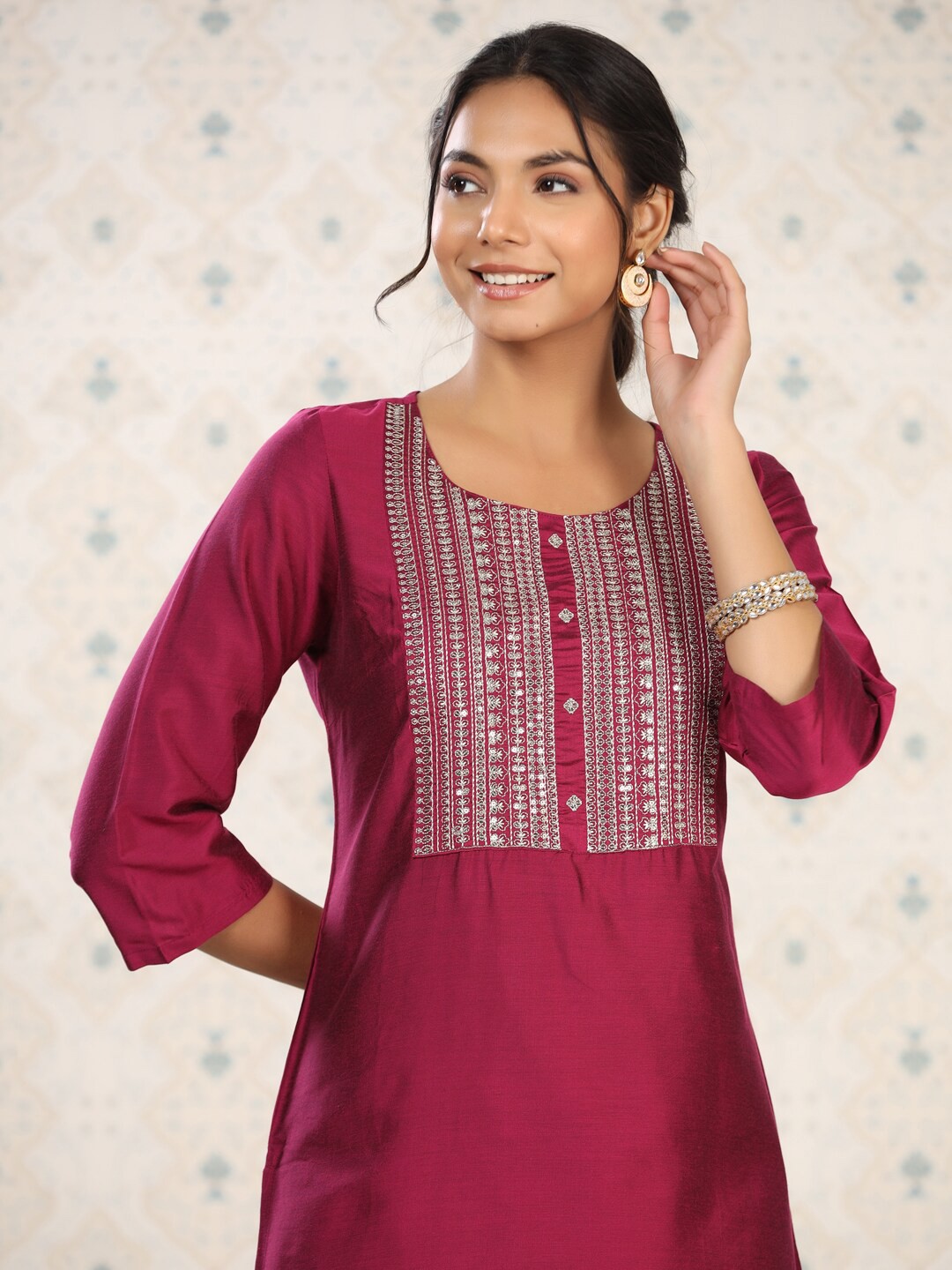 

Ode by House of Pataudi Yoke Design Embroidered Kurta with Trousers, Magenta