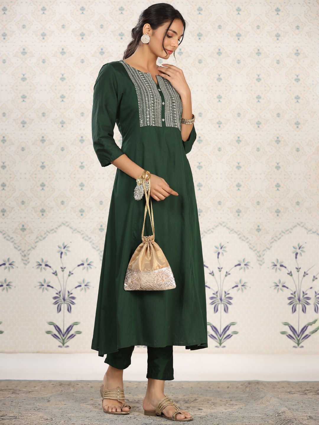 

Ode by House of Pataudi Yoke Design Embroidered Kurta with Trousers, Green
