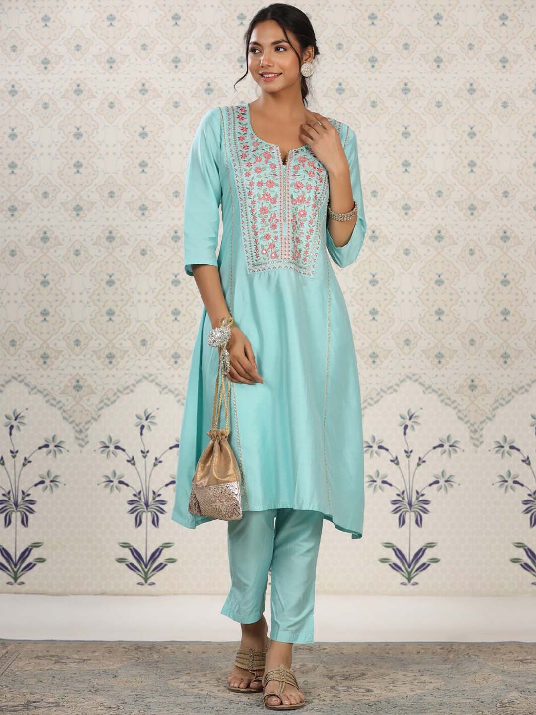 

Ode by House of Pataudi Yoke Design Embroidered Kurta with Trousers, Sea green