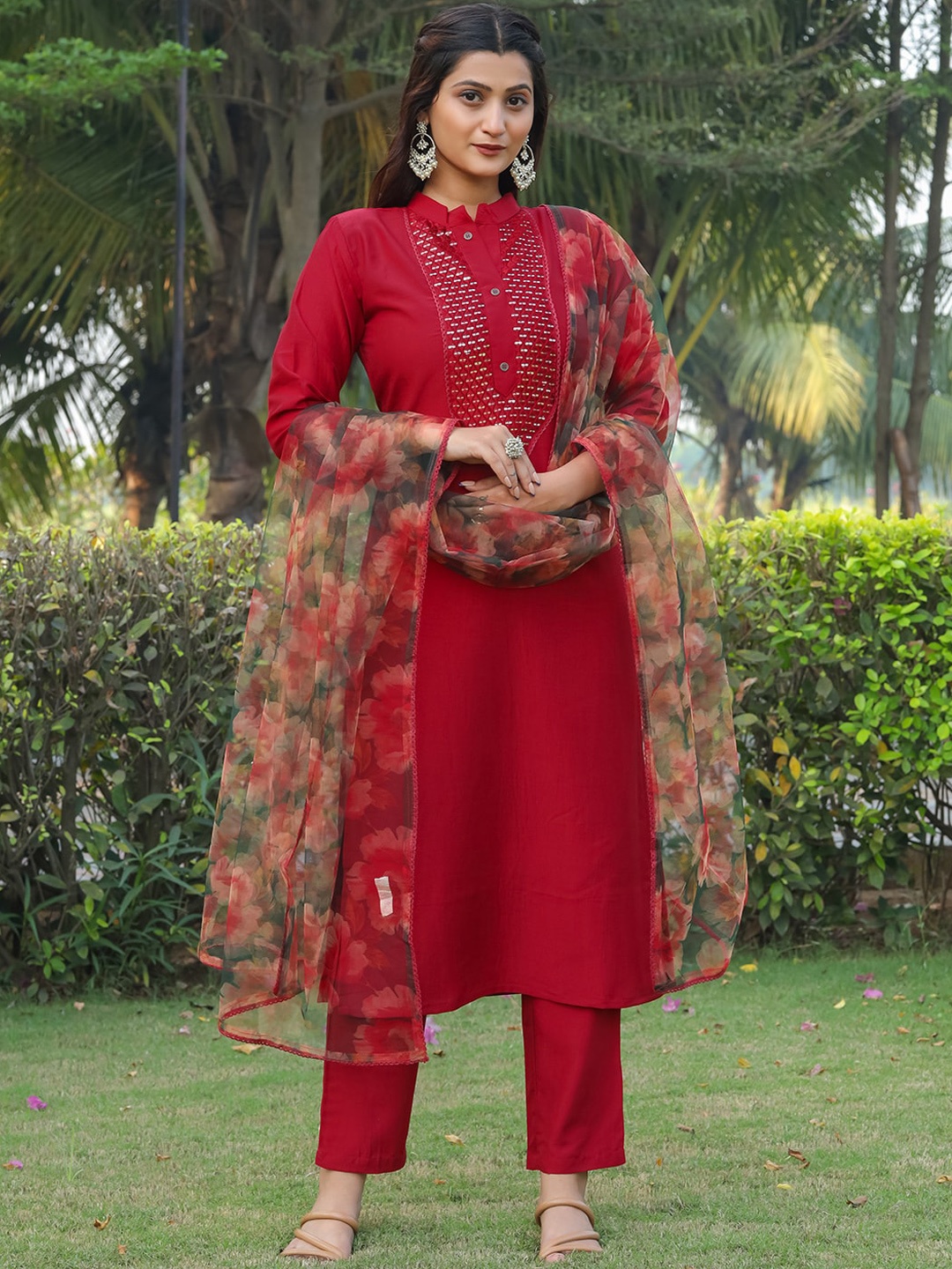 

Tikhi Imli Geometric Yoke Embroidered Mirror Work Straight Kurta & Trousers With Dupatta, Burgundy