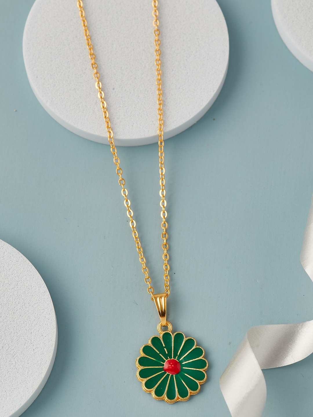 

DressBerry Green Gold-Plated Chain