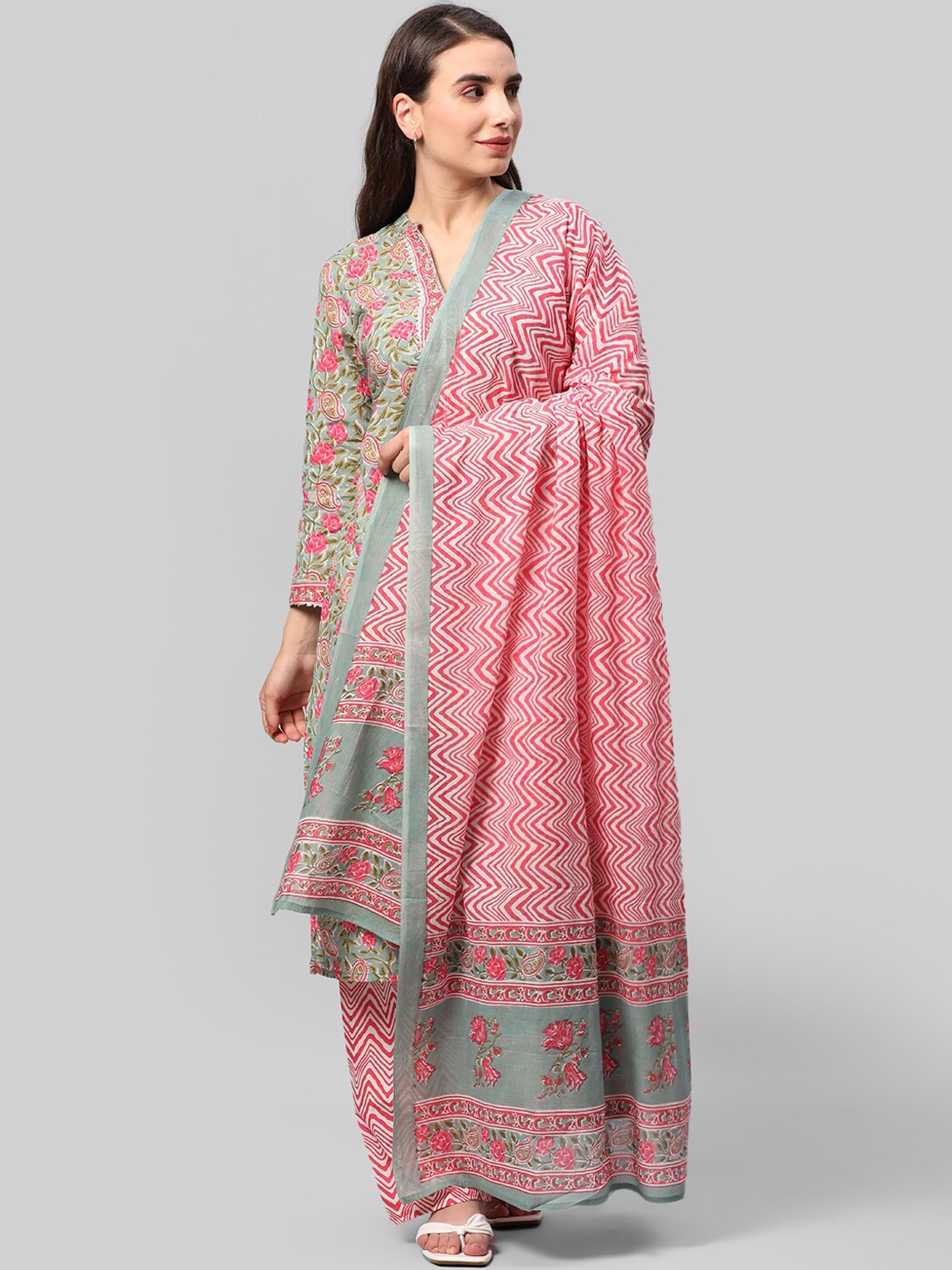 

Aaysa Kurti Floral Printed Regular Gotta Patti Pure Cotton Kurta with Palazzos & Dupatta, Pink