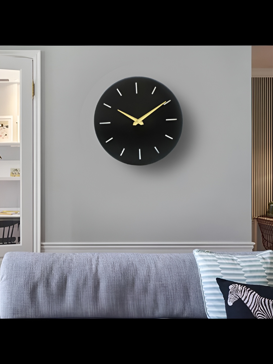 

Cocovey Homes Black Round Shaped Analogue Contemporary Metal Wall Clock