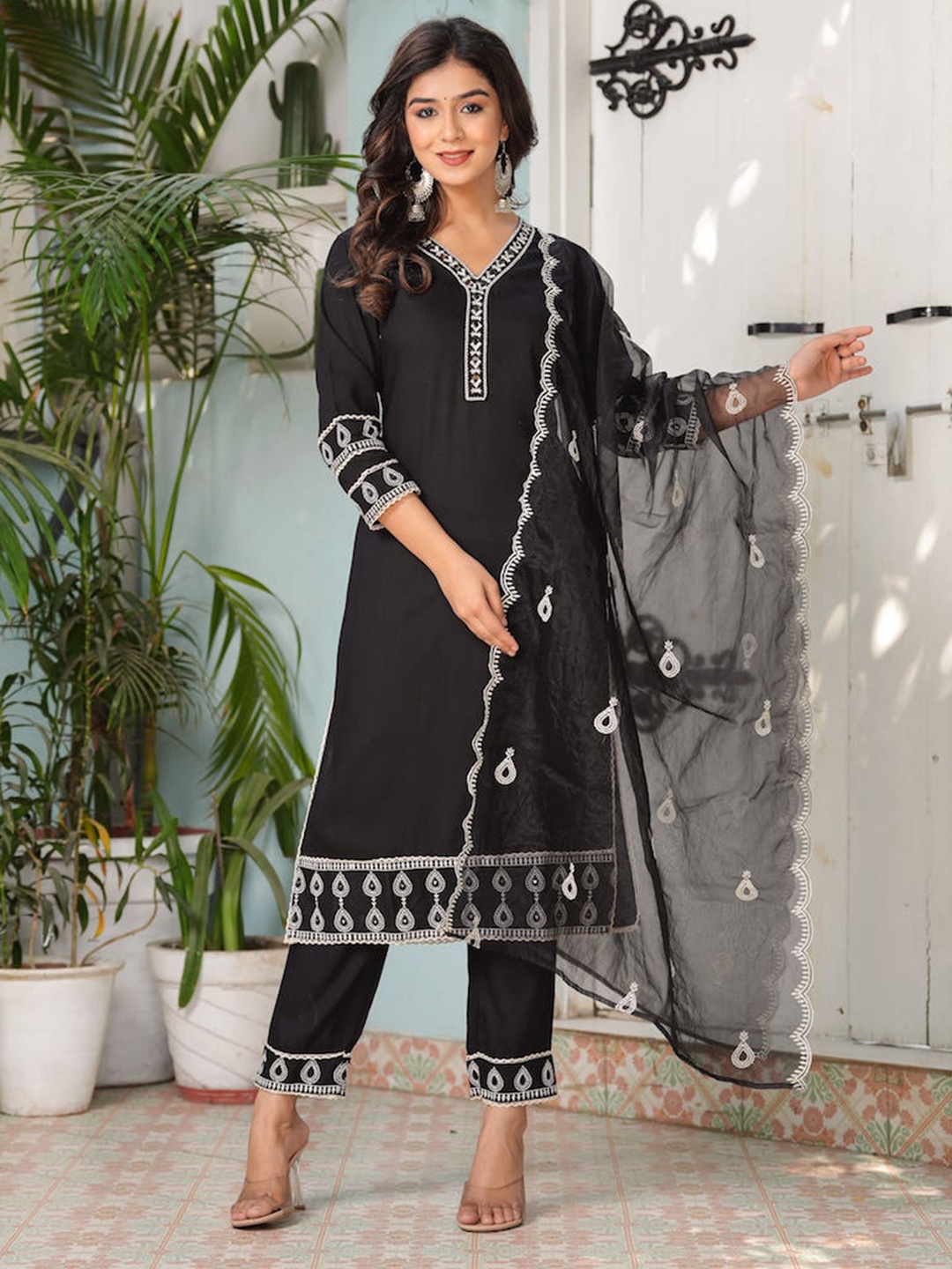 

Hatheli Ethnic Motifs Yoke Design Thread Work Kurta & Trousers With Dupatta, Black