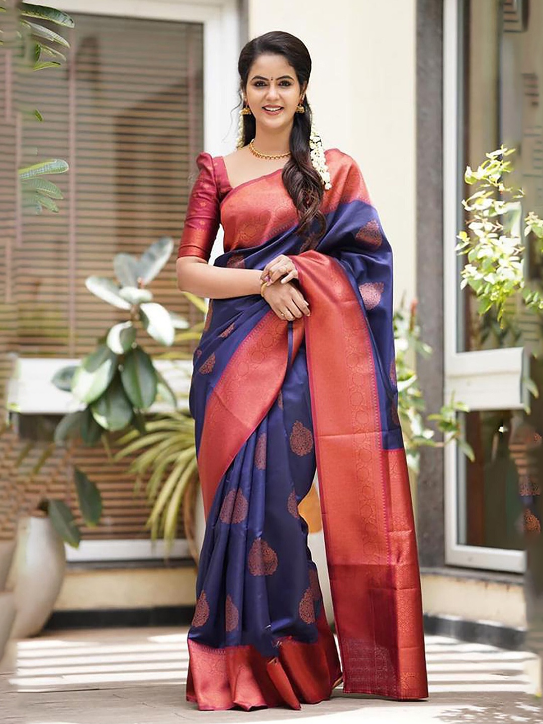 

KALINI Geometric Woven Design Zari Banarasi Saree, Navy blue