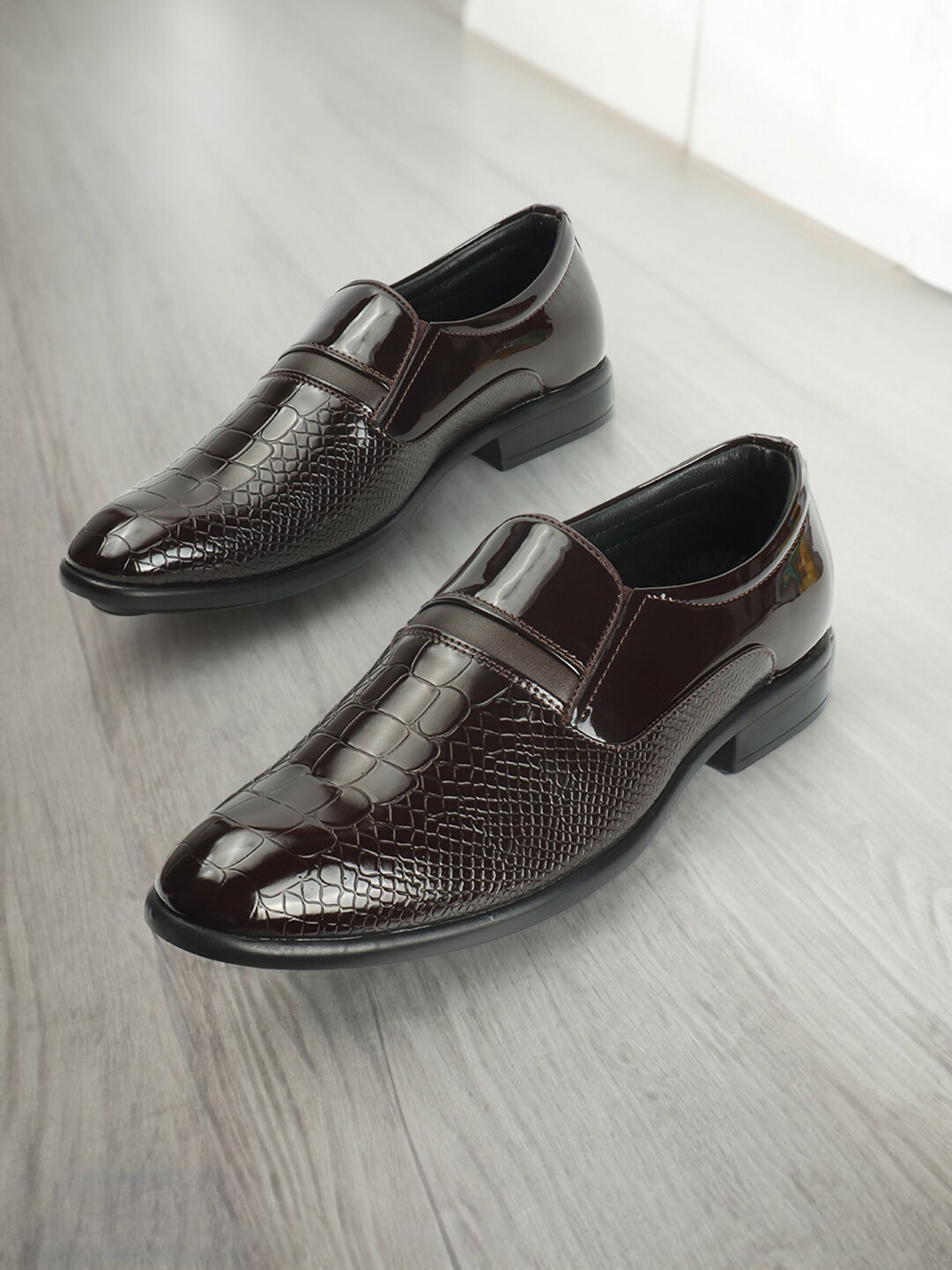 

Carlton London Men Textured Comfort Insole Contrast Sole Loafers, Brown