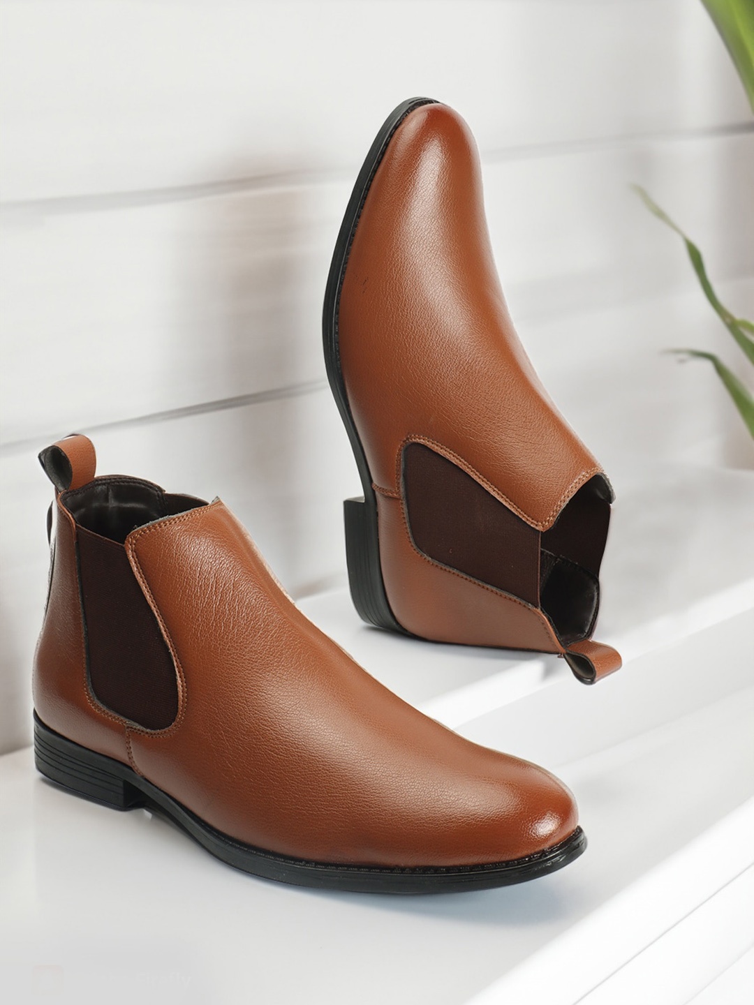 

Carlton London Men Round Toe Mid-Top Chelsea Boots, Tan