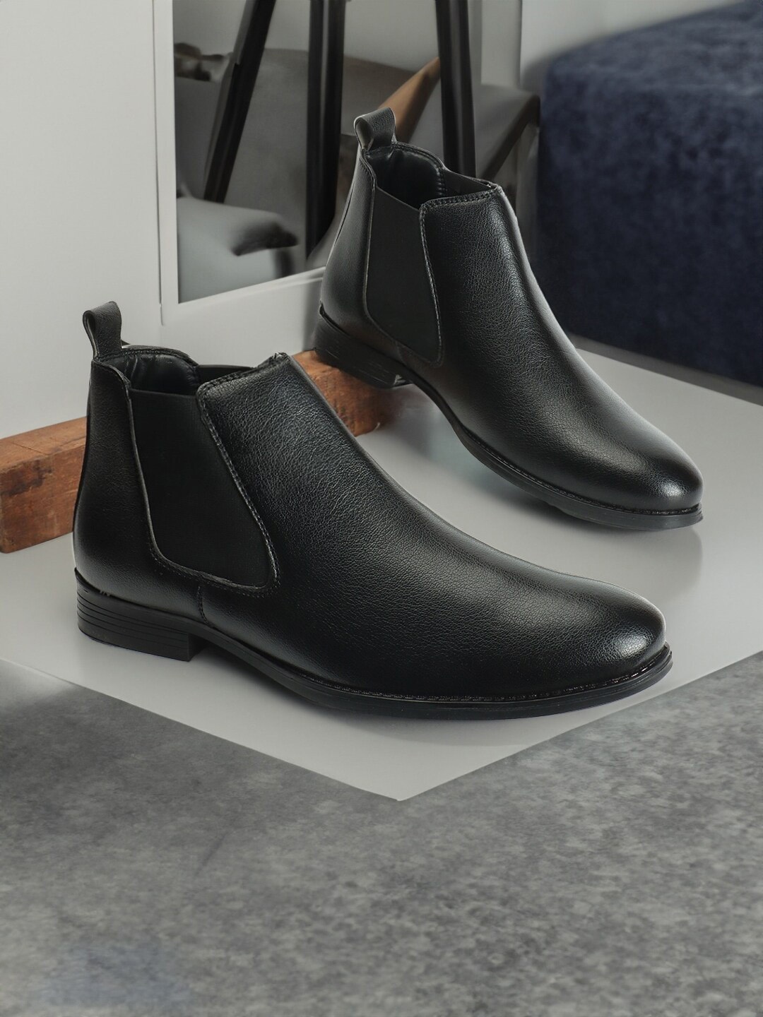 

Carlton London Men Round Toe Mid-Top Chelsea Boots, Black