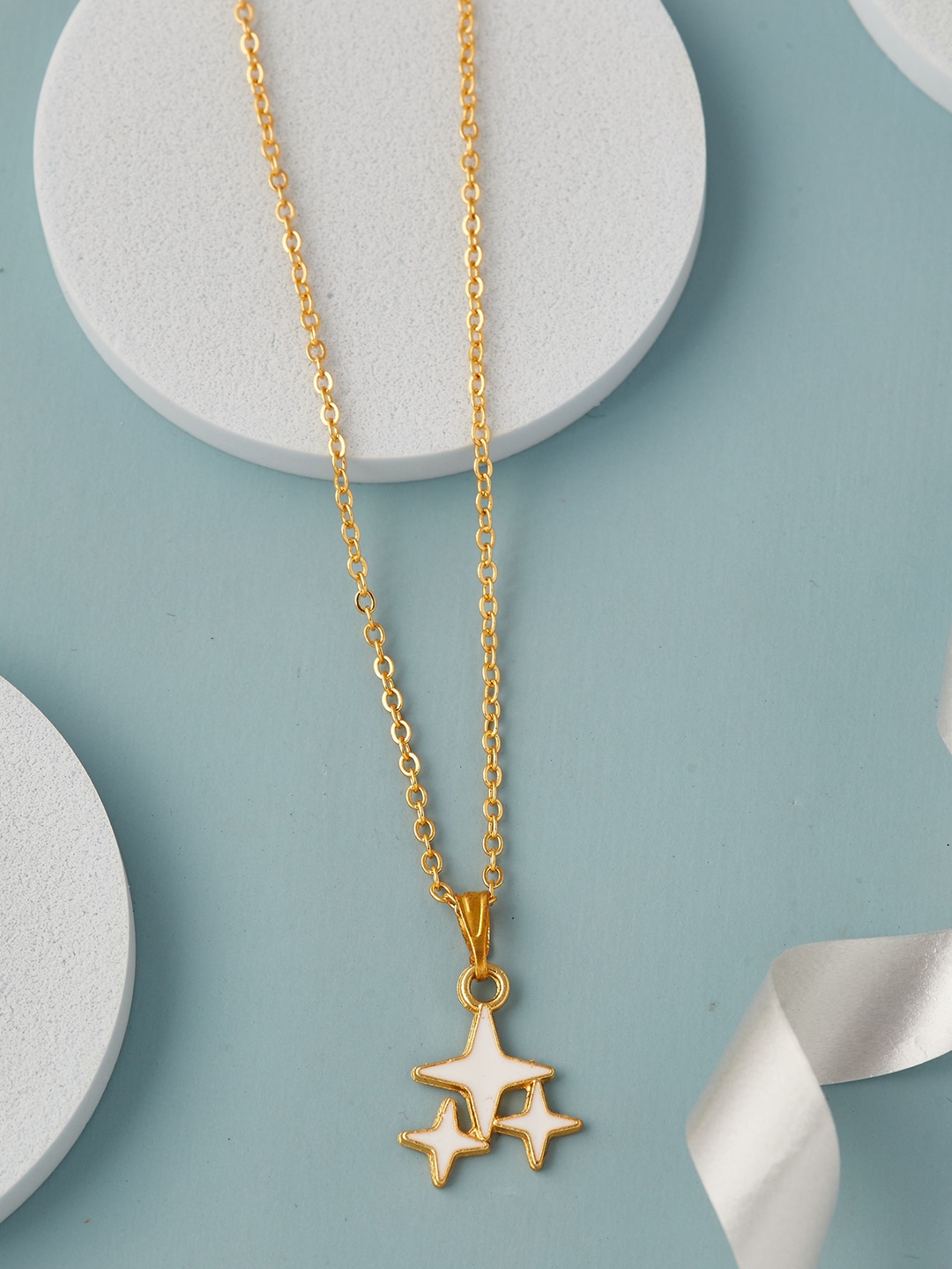 

DressBerry Gold-Plated Brass 3-Star Shaped Enamelled Chain