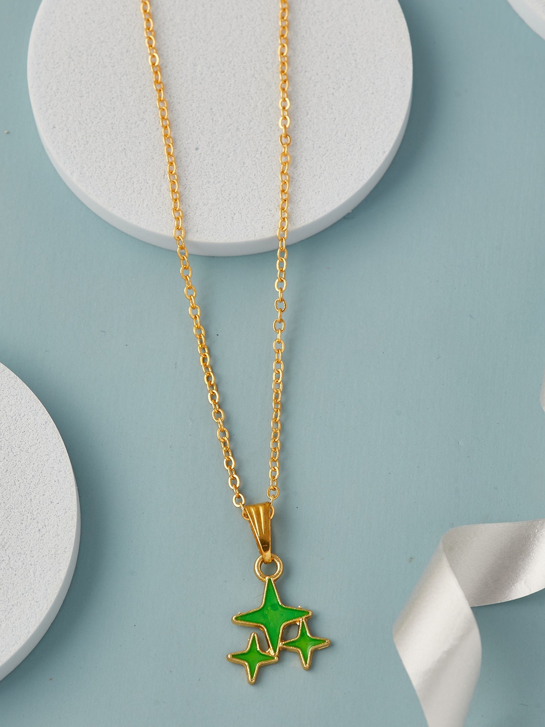 

DressBerry Gold-Plated & Green Three Stars Shaped Pendant With Chain