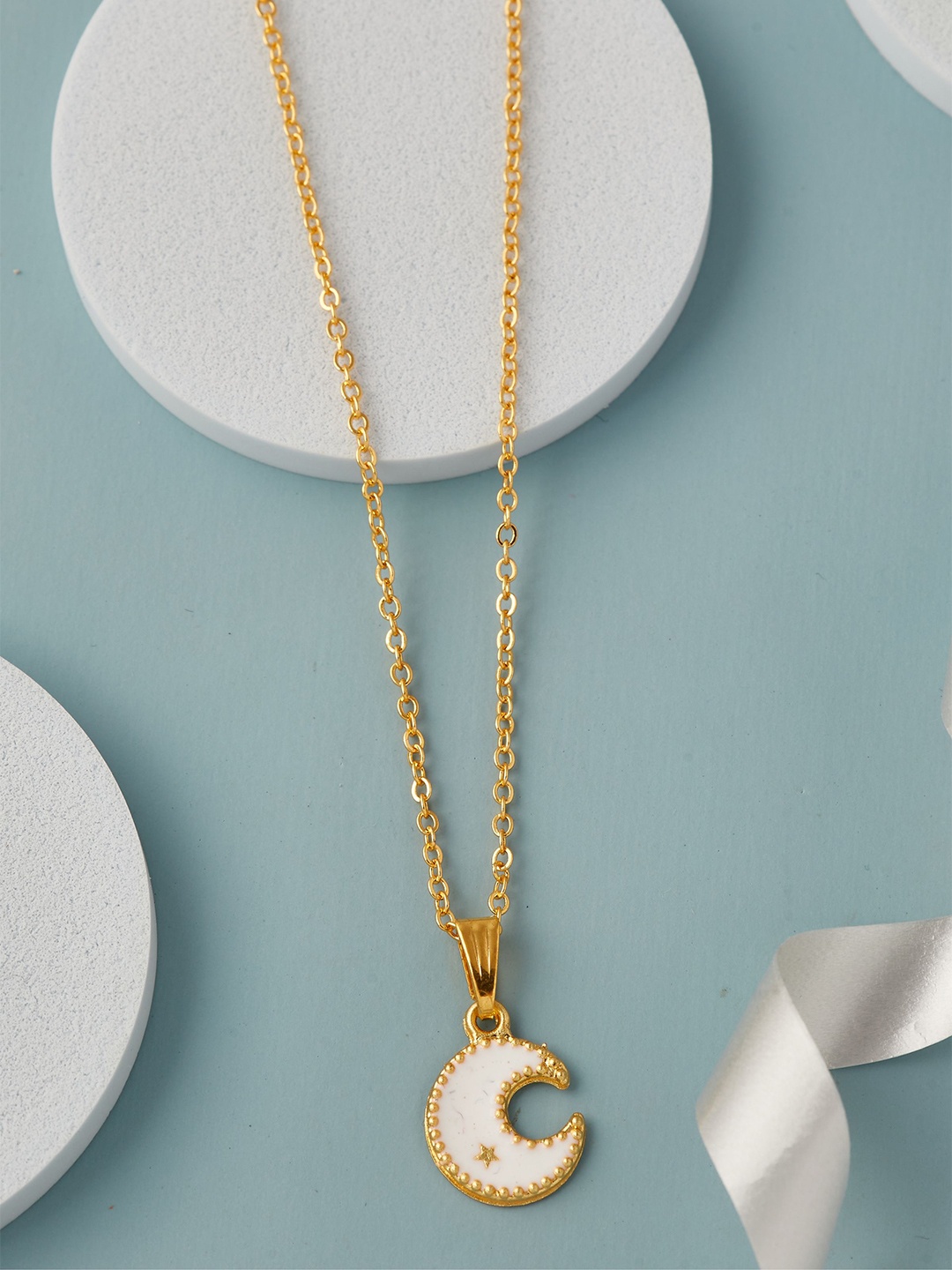 

DressBerry Gold-Plated Crescent Moon Shaped Pendant with Chain