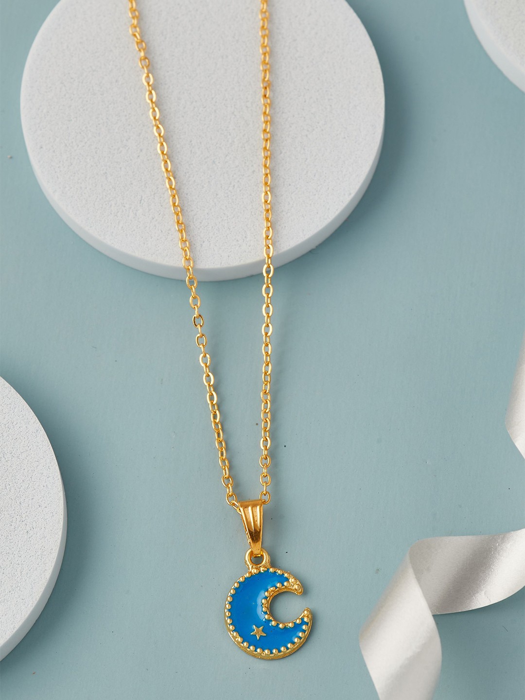 

DressBerry Gold Toned Gold-Plated Crescent Moon Shaped Pendant with Chain
