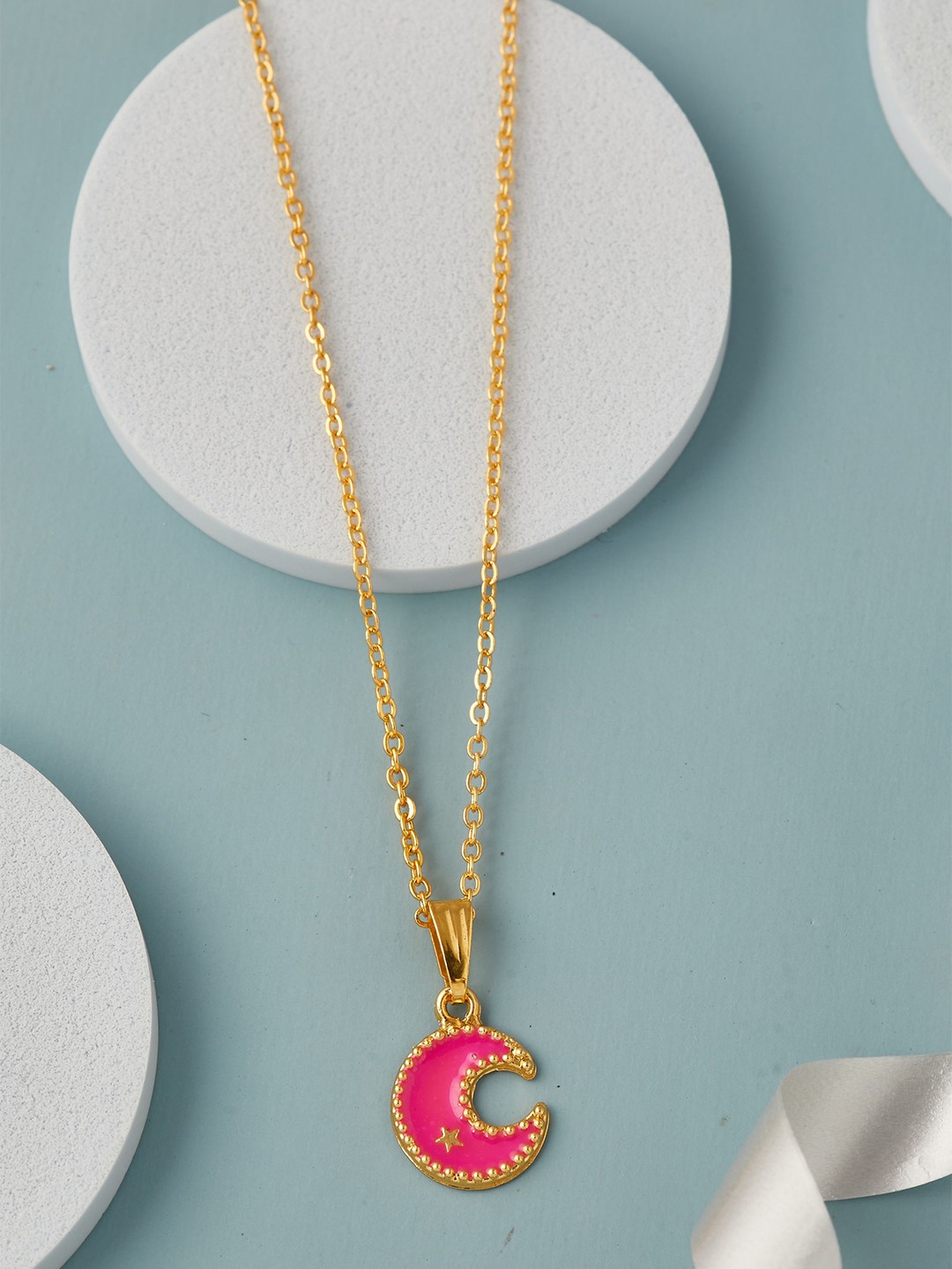

DressBerry Gold-Plated Crescent Moon Shaped Pendant with Chain