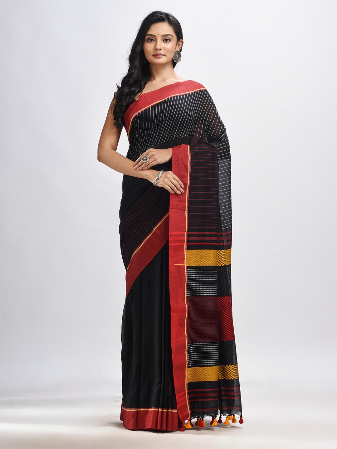 

Angoshobha Embroidered Pure Cotton Jamdani Saree, Black