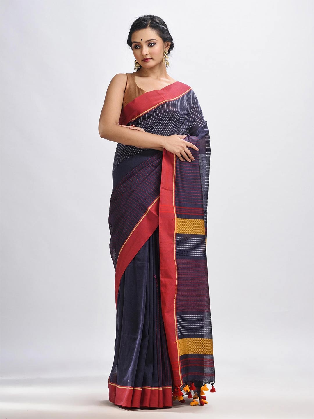 

Angoshobha Embroidered Pure Cotton Jamdani Saree, Charcoal