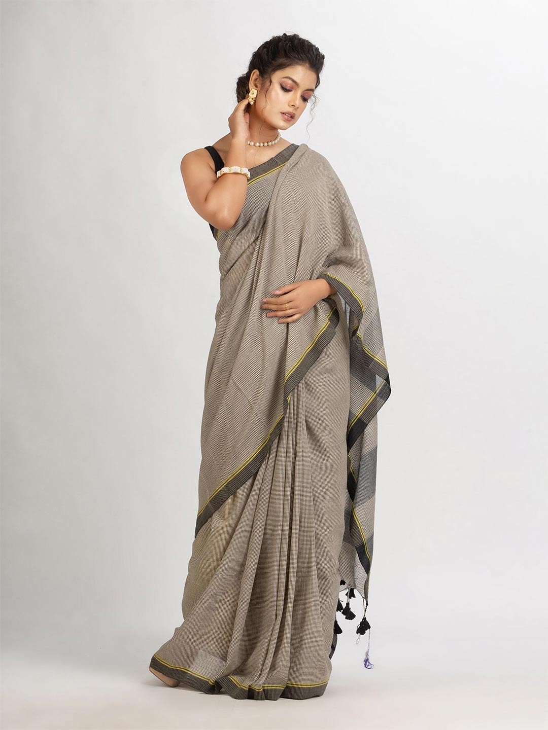 

Angoshobha Checked Pure Cotton Saree, Grey