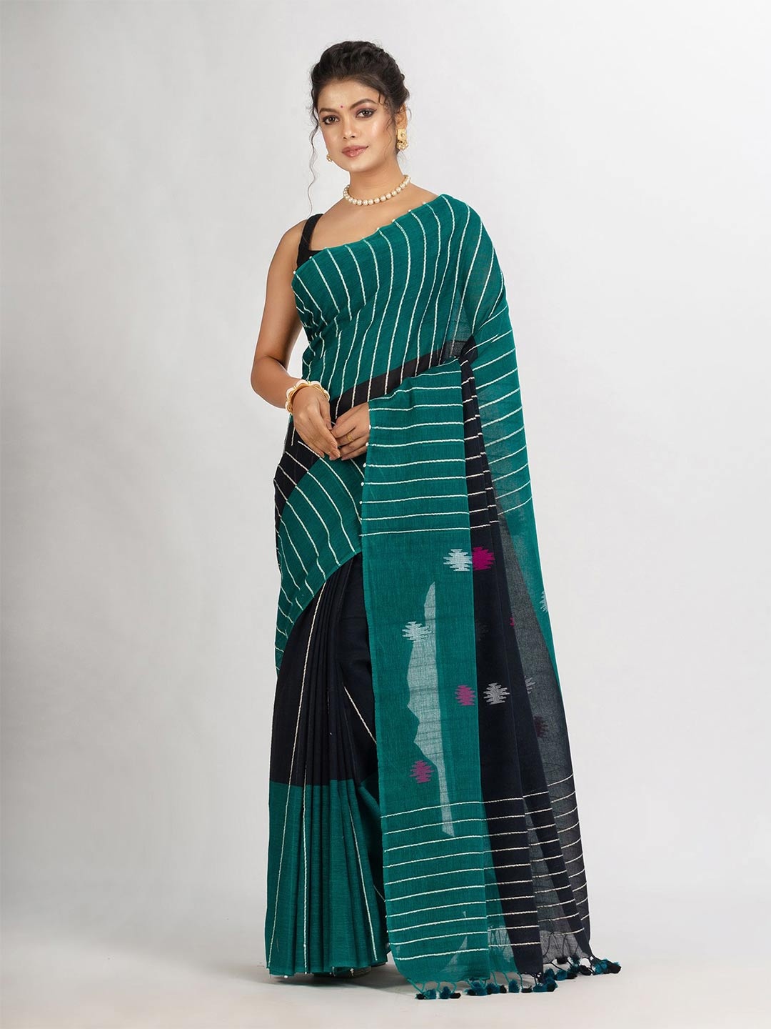 

Angoshobha Embroidered Pure Cotton Jamdani Saree, Black