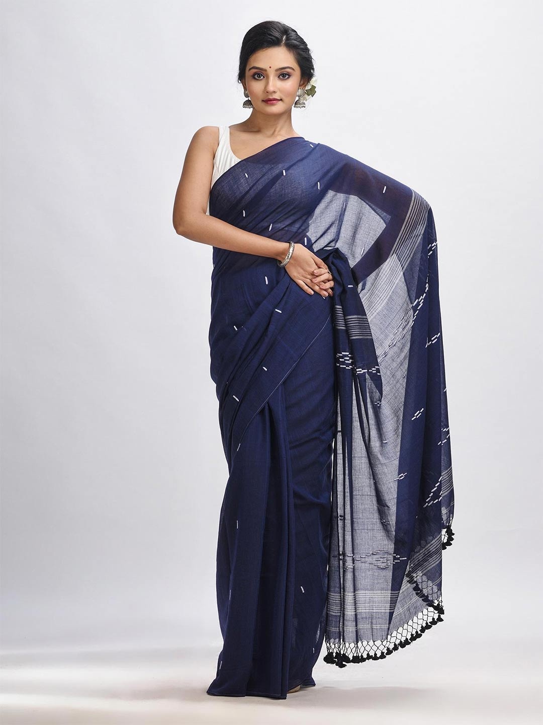 

Angoshobha Geometric Embroidered Pure Cotton Jamdani Saree, Navy blue