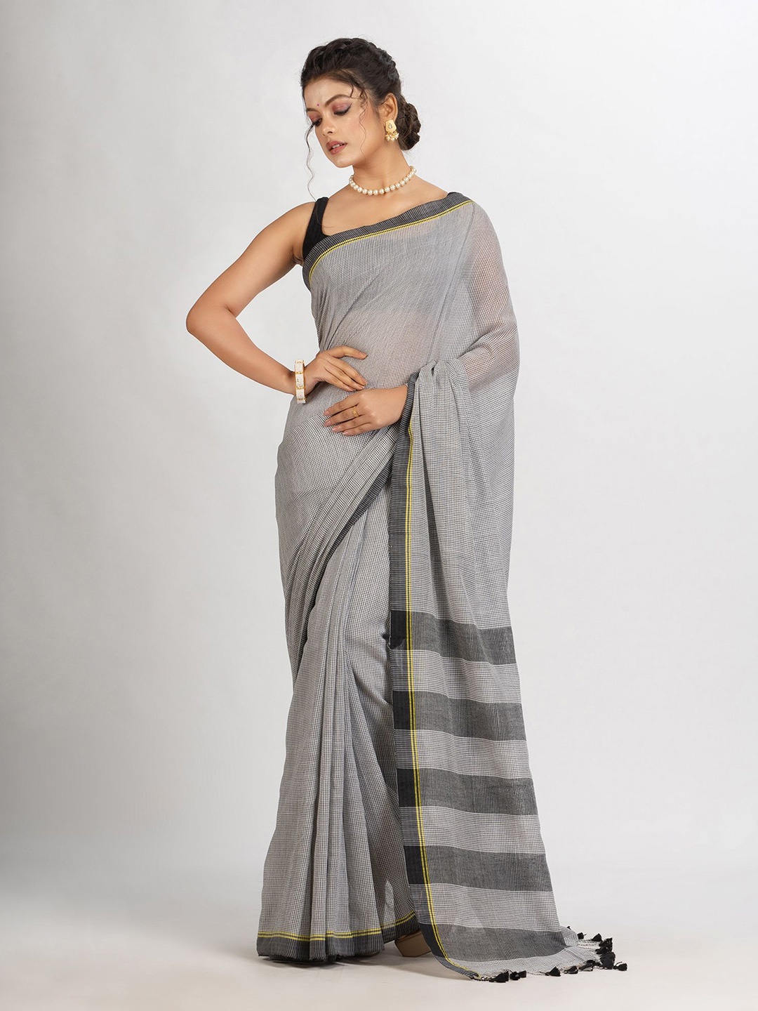 

Angoshobha Checked Pure Cotton Saree, White