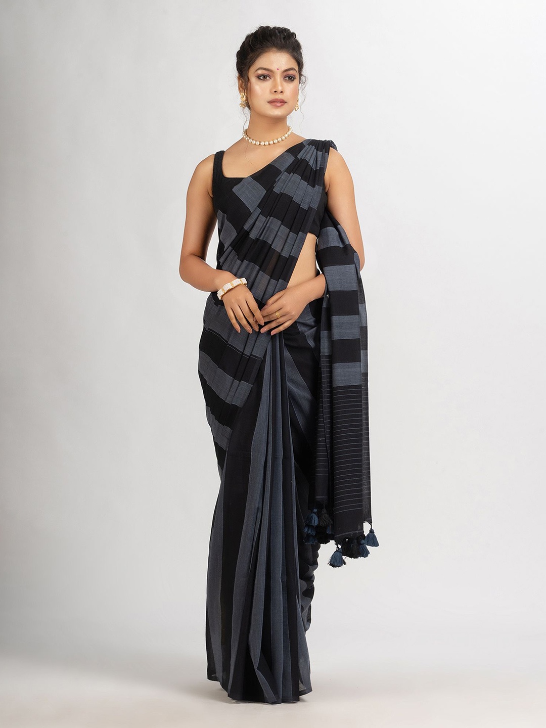 

Angoshobha Striped Pure Cotton Saree, Grey