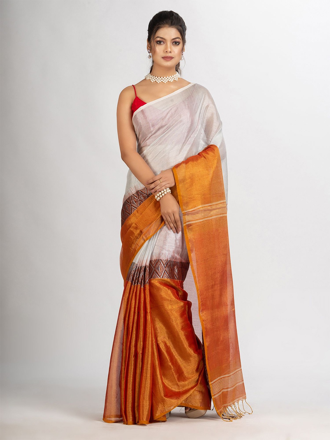 

Angoshobha Colourblocked Zari Saree, White