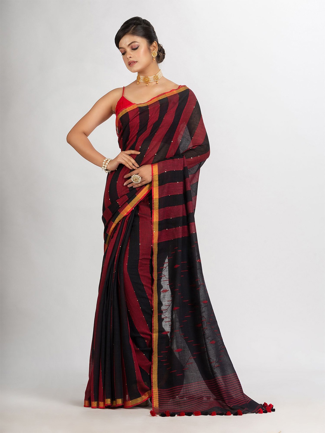 

Angoshobha Striped Pure Cotton Jamdani Saree, Black