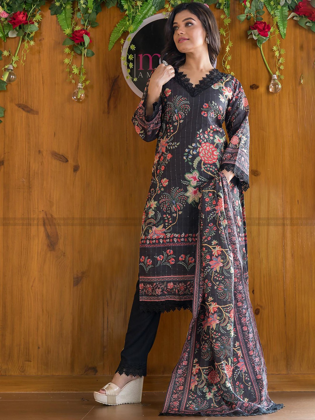 

BAESD Floral Printed Regular Kurta With Trousers & Dupatta, Black