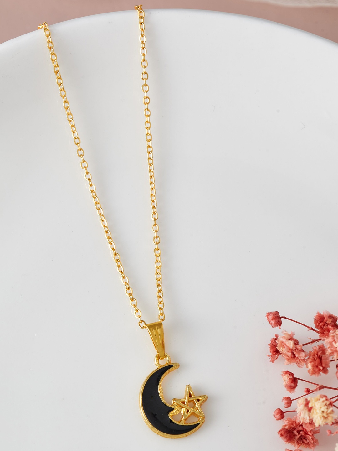 

DressBerry Gold-Plated Pendant With Chain